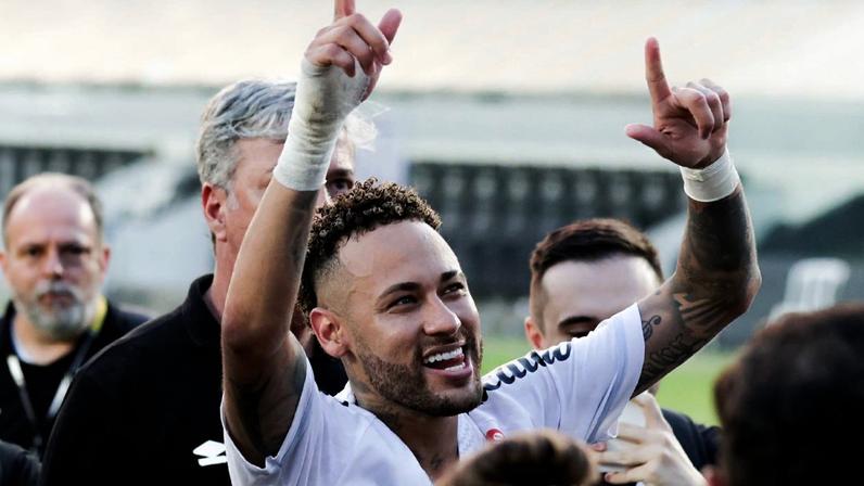 Neymar comemora a permanência do Santos na Série A do Brasileirão após vitória contra o Cruzeiro na 38ª rodada