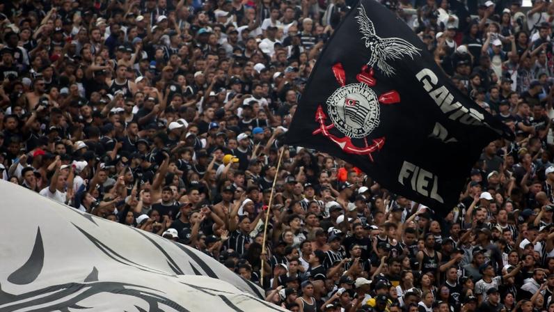 Membros da torcida organizada 'Gaviões da Fiel' durante treino do Corinthians