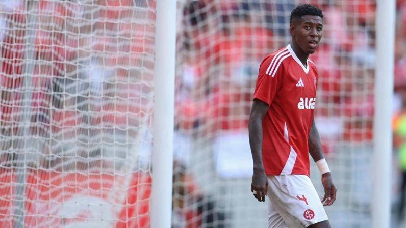 Royal explica começo difícil no Flamengo e cobra 'pé no chão' para a próxima temporada: 'Futebol não se vive de passado' (2:26)