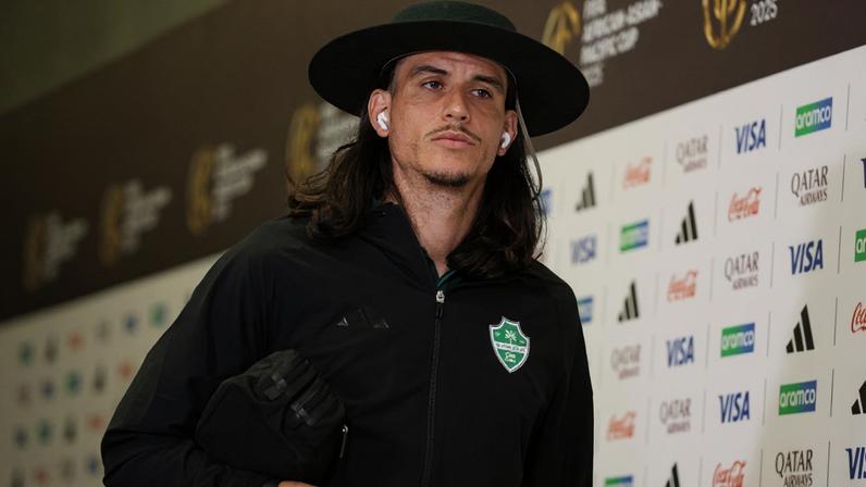 Roger Ibañez chegando para partida do Al Ahli em partida da Copa Intercontinental da Fifa contra o Pyramids