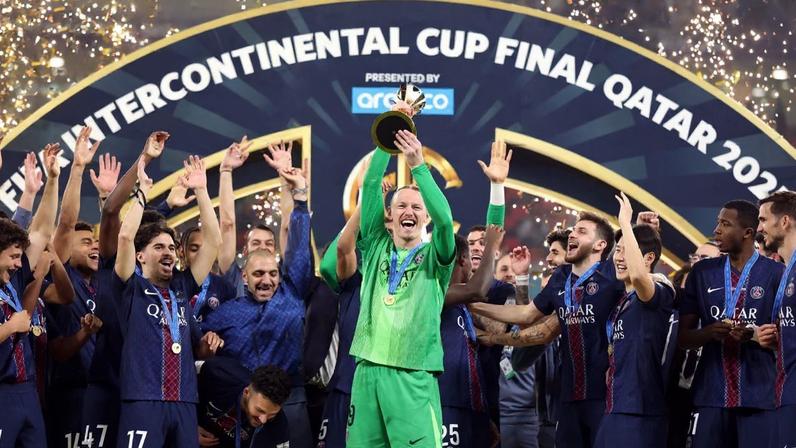 Goleiro Safonov, do PSG, levanta o troféu da Copa Intercontinental