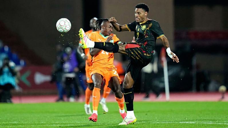 Junior Baptiste Tchamadeu, de Camarões, disputa bola durante jogo com a Costa do Marfim
