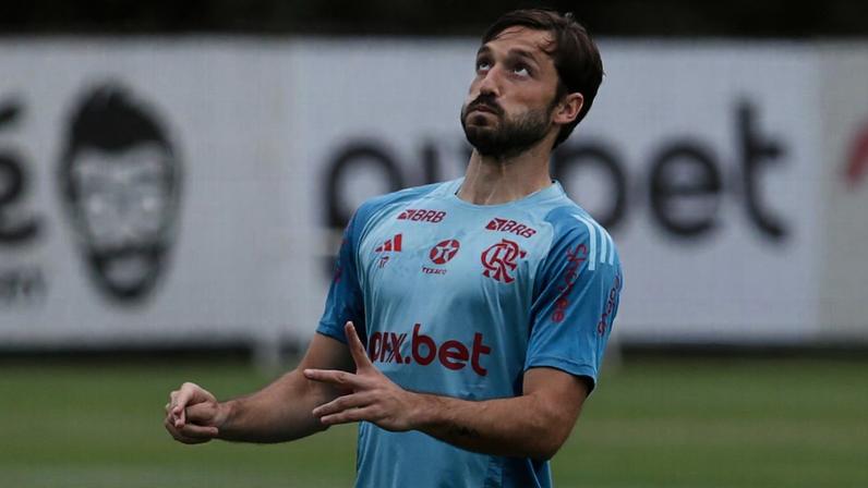 Viña durante treino do Flamengo, no Ninho do Urubu