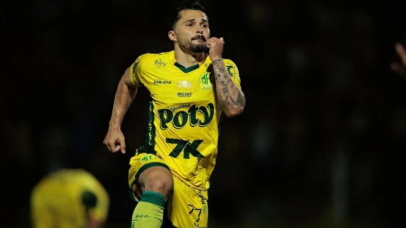Alesson comemora gol pelo Mirassol no Brasileirão