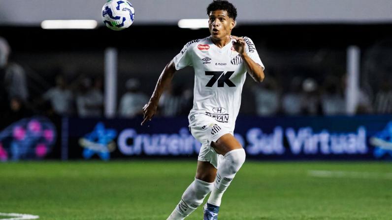 Lateral Souza durante partida do Santos contra o Palmeiras, na Vila Belmiro, em clássico pelo Brasileirão