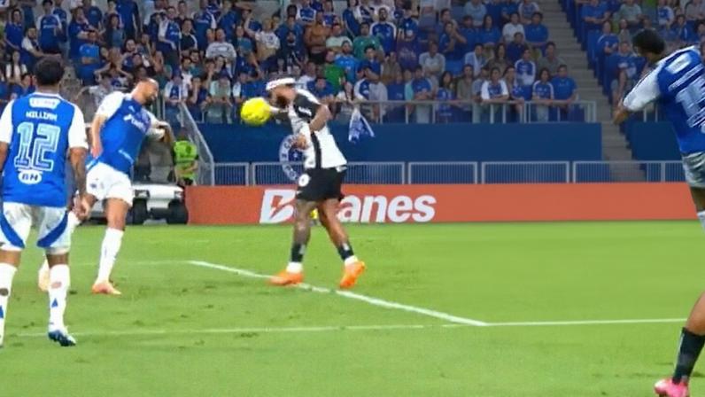 Abel Ferreira chora após classificação do Palmeiras contra a LDU cNELSON ALMEIDA/AFP via Getty Images