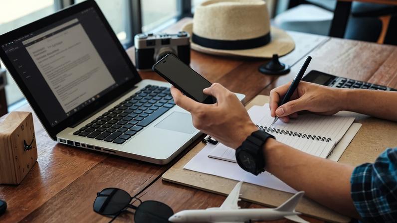 Como montar uma estação de trabalho com celular e tablet em casa