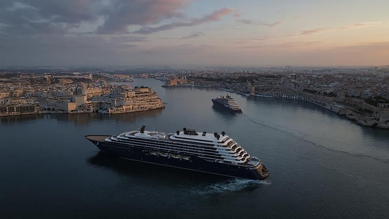 Iates Ilma e Evrima, do The Ritz-Carlton Yacht Collection's, no porto de Valletta, Malta, em 2024 • The Ritz-Carlton