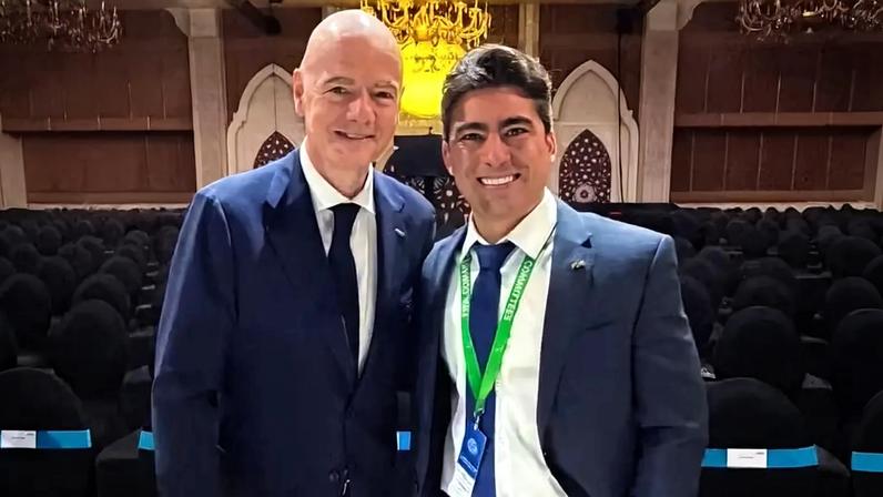 Thairo Arruda, CEO do Botafogo, ao lado de Gianni Infantino, presidente da Fifa (à esquerda) (Foto: Reprodução)