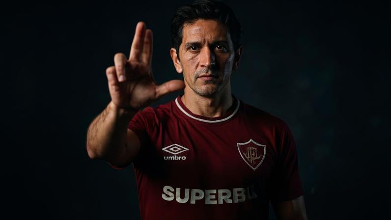 Cano com a nova camisa do Fluminense (Foto: Divulgação)