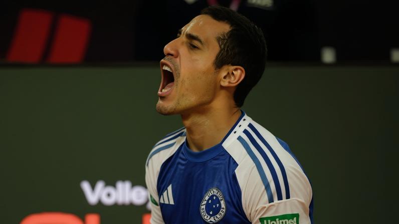 Douglas comemora ponto na derrota do Cruzeiro para o Osaka (Divulgação)