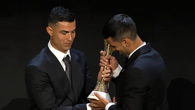 Cristiano Ronaldo entrega prêmio a Novak Djokovic (Reprodução)
