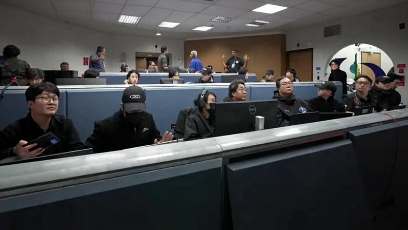 Central de controle no momento da anomalia ocorrida no foguete, na noite desta segunda-feira (22) • Reprodução/Innospace
