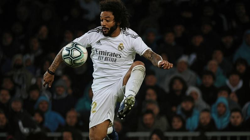 Brasileiros acumulam títulos mundiais em diferentes eras, do Santos de Pelé ao Real Madrid multicampeão. (Foto: AFP)