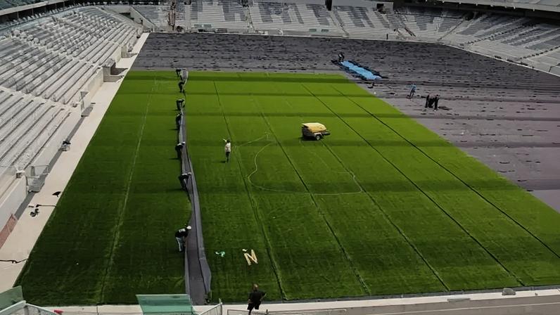 Gramado sintético sendo instalado na Arena da Baixada (Foto: Lucas Andrade e Tatiana Ribeiro/ Site oficial)