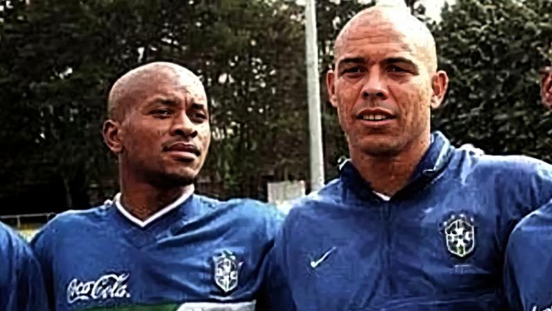 Zé Roberto ao lado de Ronaldo Fenômeno na Copa de 1998 (Foto: Gerard Malie / AFP)