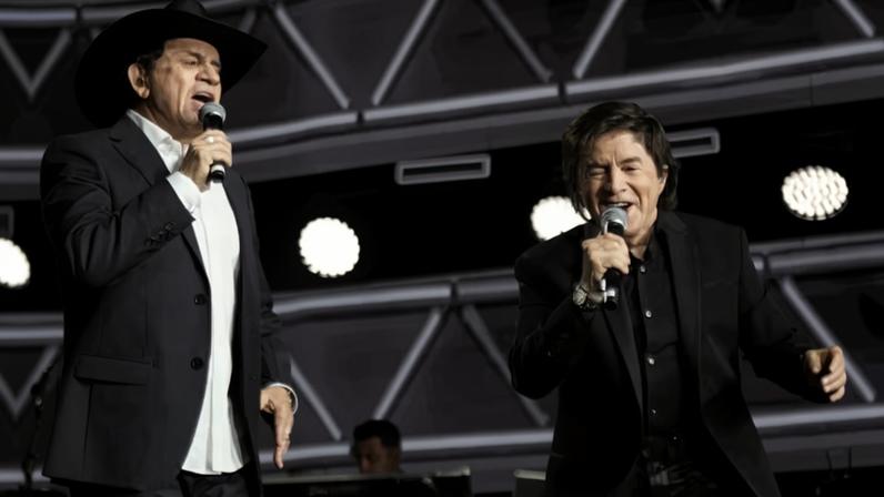 Chitãozinho e Xororó em show de Alexandre Pires — Foto: Clayton Felizardo/BrazilNews