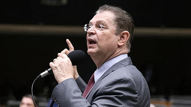 Líder do PL chama Moraes de ‘ditador psicopata’ por decisão sobre Zambelli e promete reação