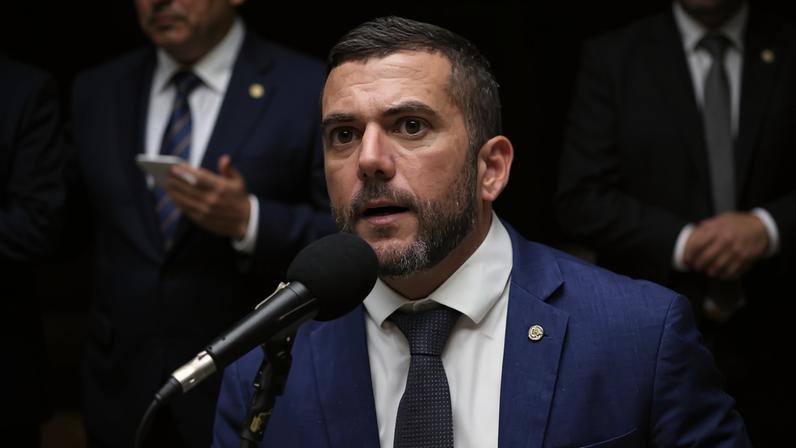 O deputado federal Carlos Jordy, na tribuna da Câmara. (Foto: Kayo Magalhães / Câmara dos Deputados)