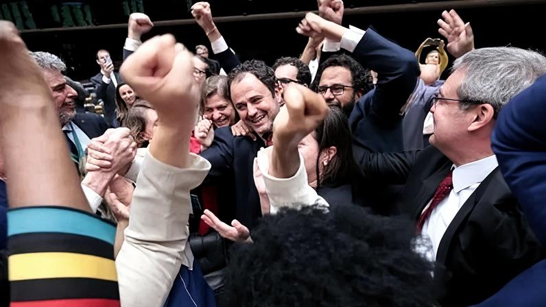 Deputado Glauber Braga (PSOL) celebra a decisão da Câmara de não cassar o seu mandato. Punição escolhida foi a suspensão. Foto: Bruno Spada/Câmara dos Deputados