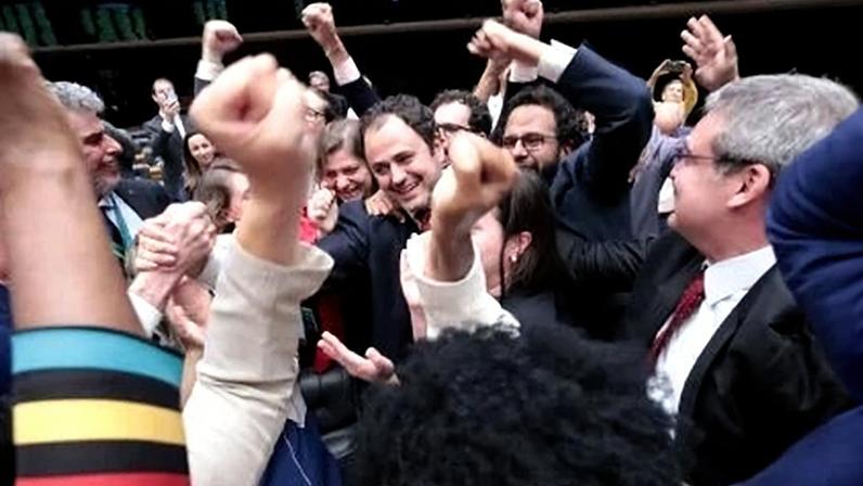 Deputado Glauber Braga (PSOL) celebra a decisão da Câmara de não cassar o seu mandato. Punição escolhida foi a suspensão. Foto: Bruno Spada/Câmara dos Deputados