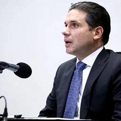 Hugo Motta fica sem opção após ordem de Moraes para cassar Carla Zambelli