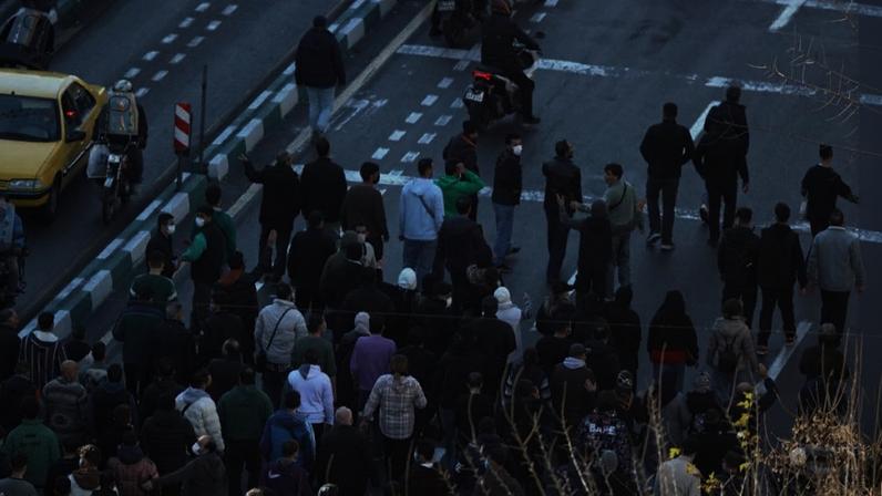Manifestantes protestam, pelas ruas de Teerã, contra as condições econômicas e a moeda do Irã. Créditos: HANDOUT / FARS NEWS AGENCY / AFP