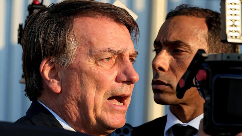 Bolsonaro volta ao centro cirúrgico para novo procedimento contra soluços