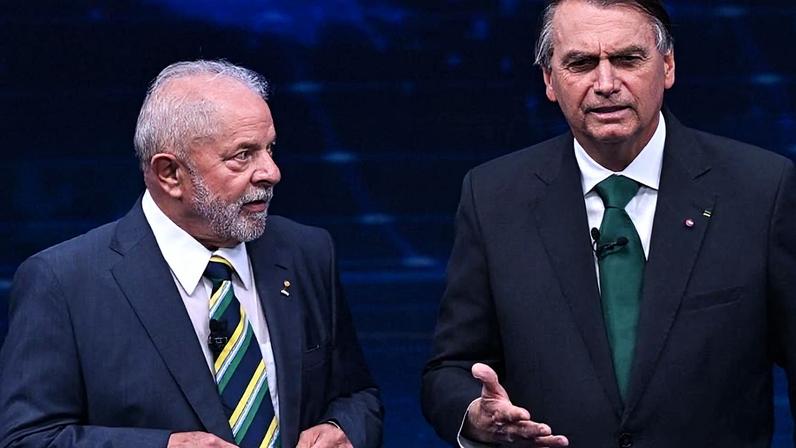 Lula e Bolsonaro em debate antes do segundo turno das eleições 2022. Quatro anos depois, Bolsonaro está preso e atravancando a definição da candidatura de direita que pode enfrentar o petista nas urnas