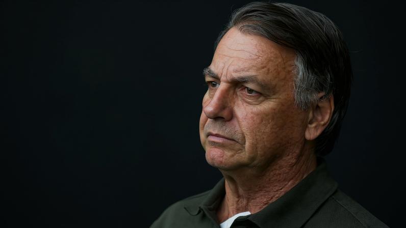 Ex-presidente Jair Bolsonaro internado no Hospital DF Star após nova crise de soluços.