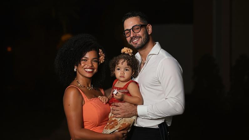 Jennifer Nascimento e Jean Amorim com a filha — Foto: Ícaro Guedes/Divulgação