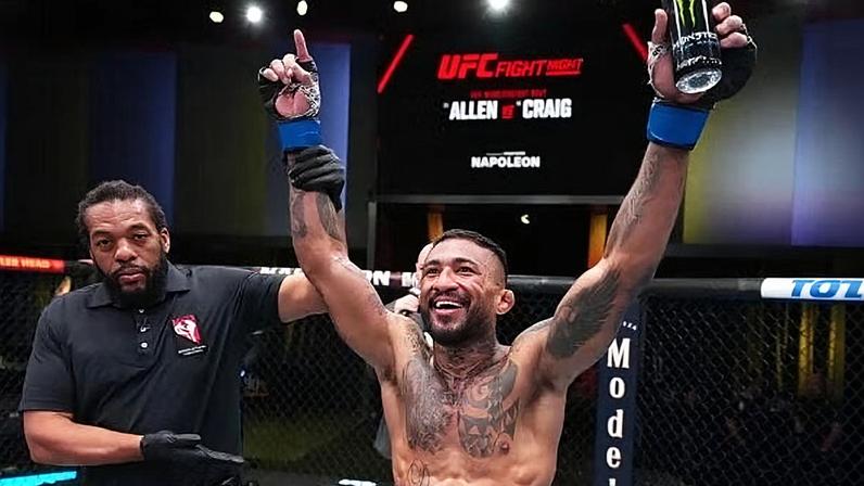 Joanderson Tubarão comemora vitória no UFC (Foto: Chris Unger/UFC)