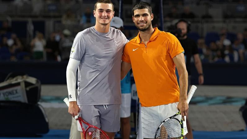 João Fonseca e Carlos Alcaraz vão se enfrentar em São Paulo, em dezembro (Foto: Tomas Diniz Santos / Getty Images via AFP)