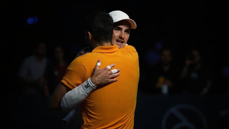 João Fonseca e Carlos Alcaraz se abraçam após partida em Miami (Foto: Tomas Diniz Santos/AFP)