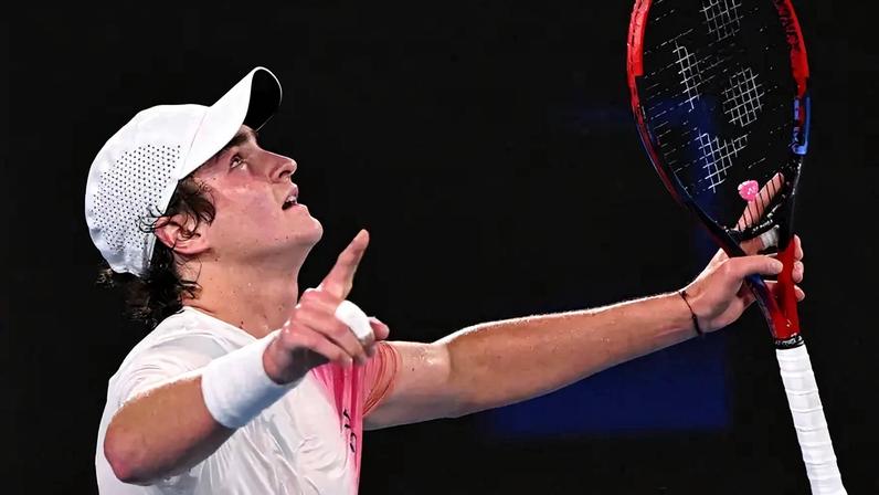 João Fonseca celebra a vitória sobre o russo Andrey Rublev na primeira rodada do Australian Open, em janeiro de 2025 (Foto: William West/AFP)