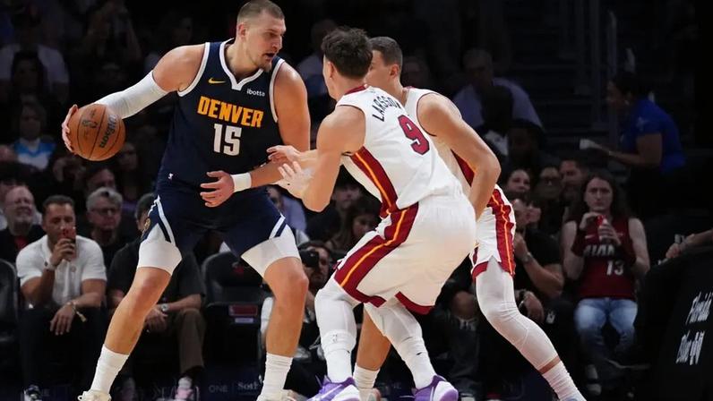 Nikola Jokic é dúvida para sequência da temporada (Foto: Rich Storry / GETTY IMAGES NORTH AMERICA / Getty Images via AFP)