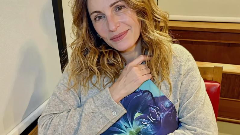 Julia Roberts posted a makeup-free selfie on Instagram, promoting Alexi Lubomirski’s new book. Julia Roberts/Instagram