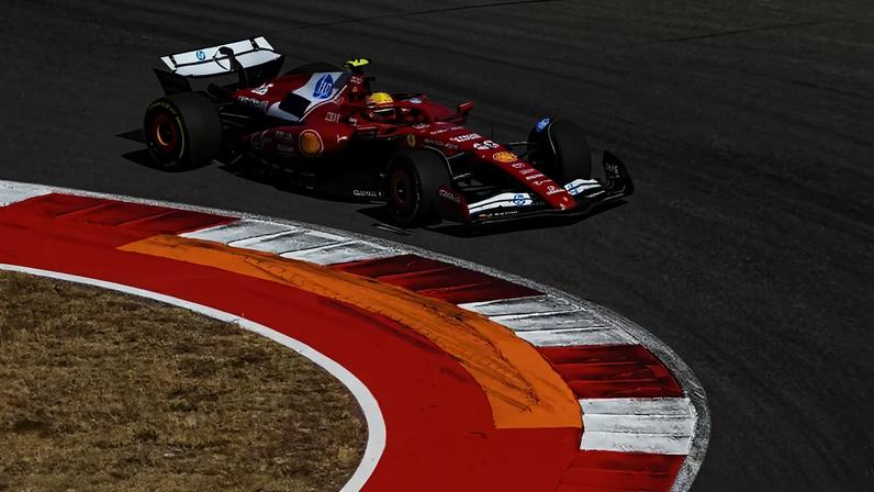 Lewis Hamilton e Charles Leclerc, da Ferrari, no GP dos Estados Unidos pela F1 2025 (Foto: Clive Mason/Getty Images/AFP)