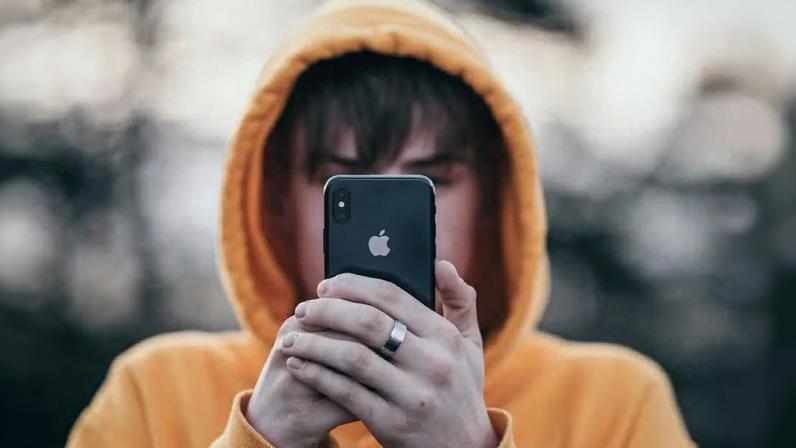 Adolescente utilizando o telefone celular — Foto: Liam Shaw/Unsplash