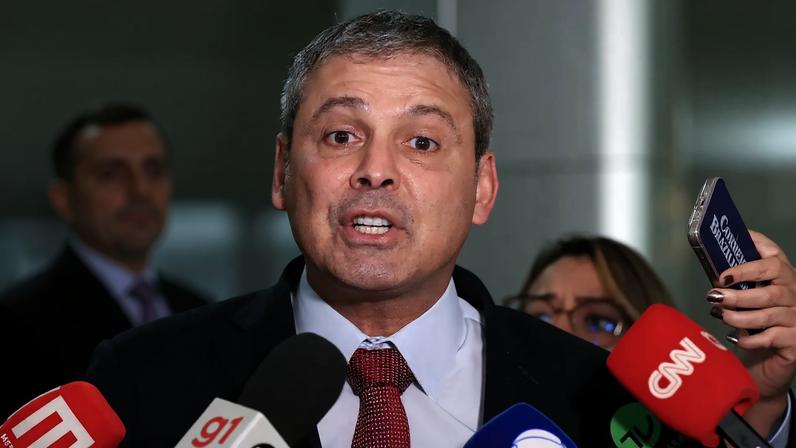 Lindbergh Farias afirmou que Hugo Motta estará cometendo prevaricação, caso descumpra ordem do STF sobre Zambelli e Ramagem. (Foto: Lula Marques/Agência Brasil)