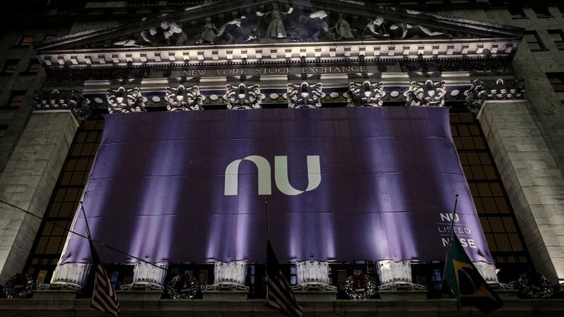 Logo do Nubank na Nyse para celebrar o IPO da companhia em Nova York, EUA