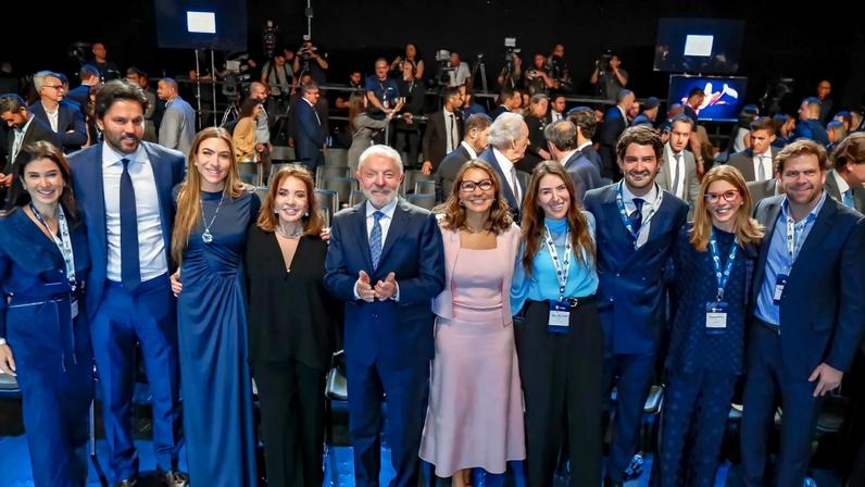 Lula e Janja ao lado da viúva e das filhas de Silvio Santos no lançamento do SBT News. Zezé Di Camargo criticou presença do petista e de Moraes no evento. (Foto: Ricardo Stuckert/PR)