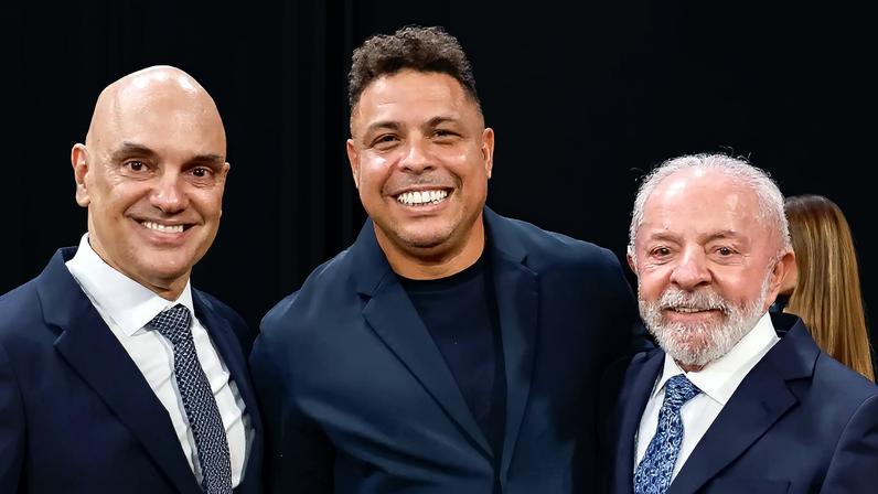 Moraes, o ex-jogador Ronaldo e Lula durante o lançamento do SBT News. (Foto: Ricardo Stuckert/PR)