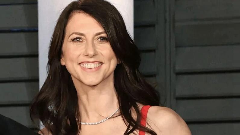 Com um patrimônio de US$ 30 bilhões, Mackenzie Scott já doou mais de 46% de sua fortuna