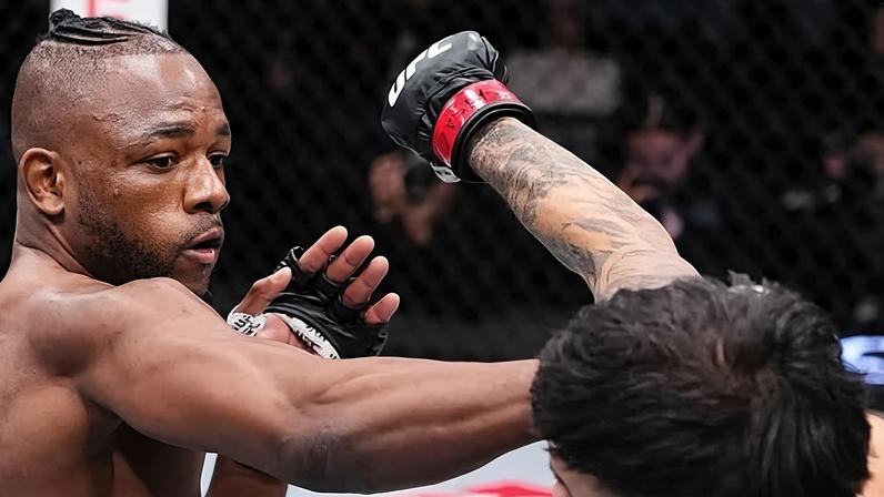 Kape vence última luta do UFC em 2025; brasileiros se destacam