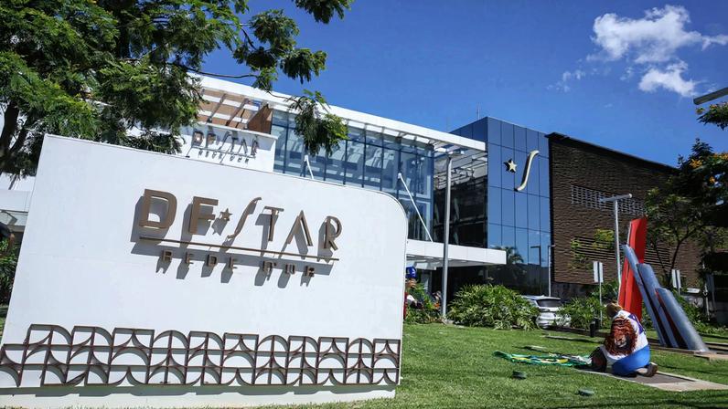 Um apoiador do ex-presidente Jair Bolsonaro faz oração na frente do Hospital DF Star, onde será realizado uma cirurgia de hérnia inguinal e tratar de um soluço persistente. (Foto: Marcelo Camargo / Agência Brasil)