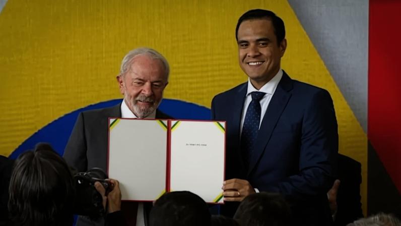 Lula assinou nesta terça-feira o termo de posse do novo ministro do Turismo, Gustavo Feliciano – imagem: reprodução/Canal Gov