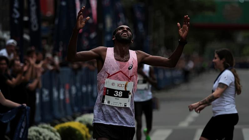 Etíope teve arrancada emocionante no final da prova (Foto: Peter Leone/Ofotografico/Gazeta Press)