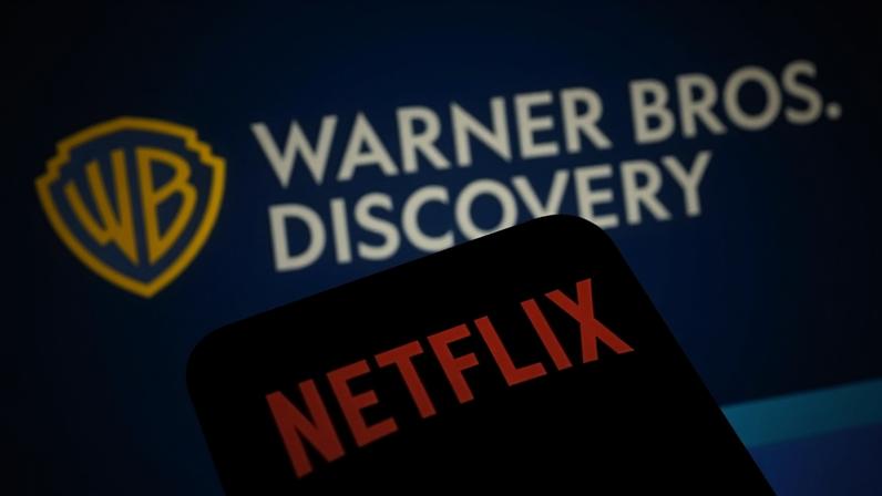 Ilustração com os logotipos da Netflix e da Warner Bros Discovery