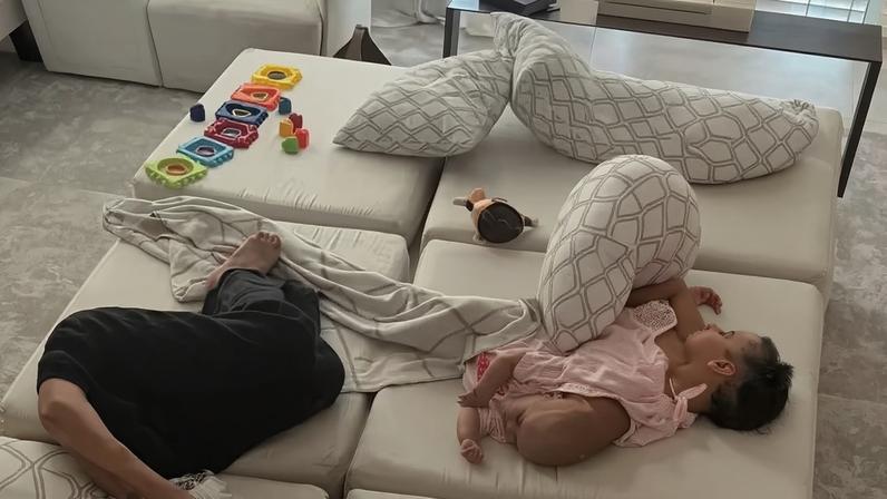 Neymar mostra Bruna Biancardi dormindo com as filhas, Mel e Mavie — Foto: Reprodução Instagram